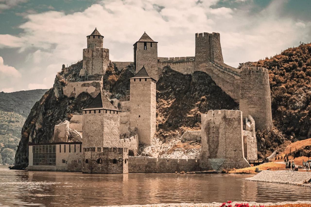Вилла Carobni Breg Голубац Экстерьер фото